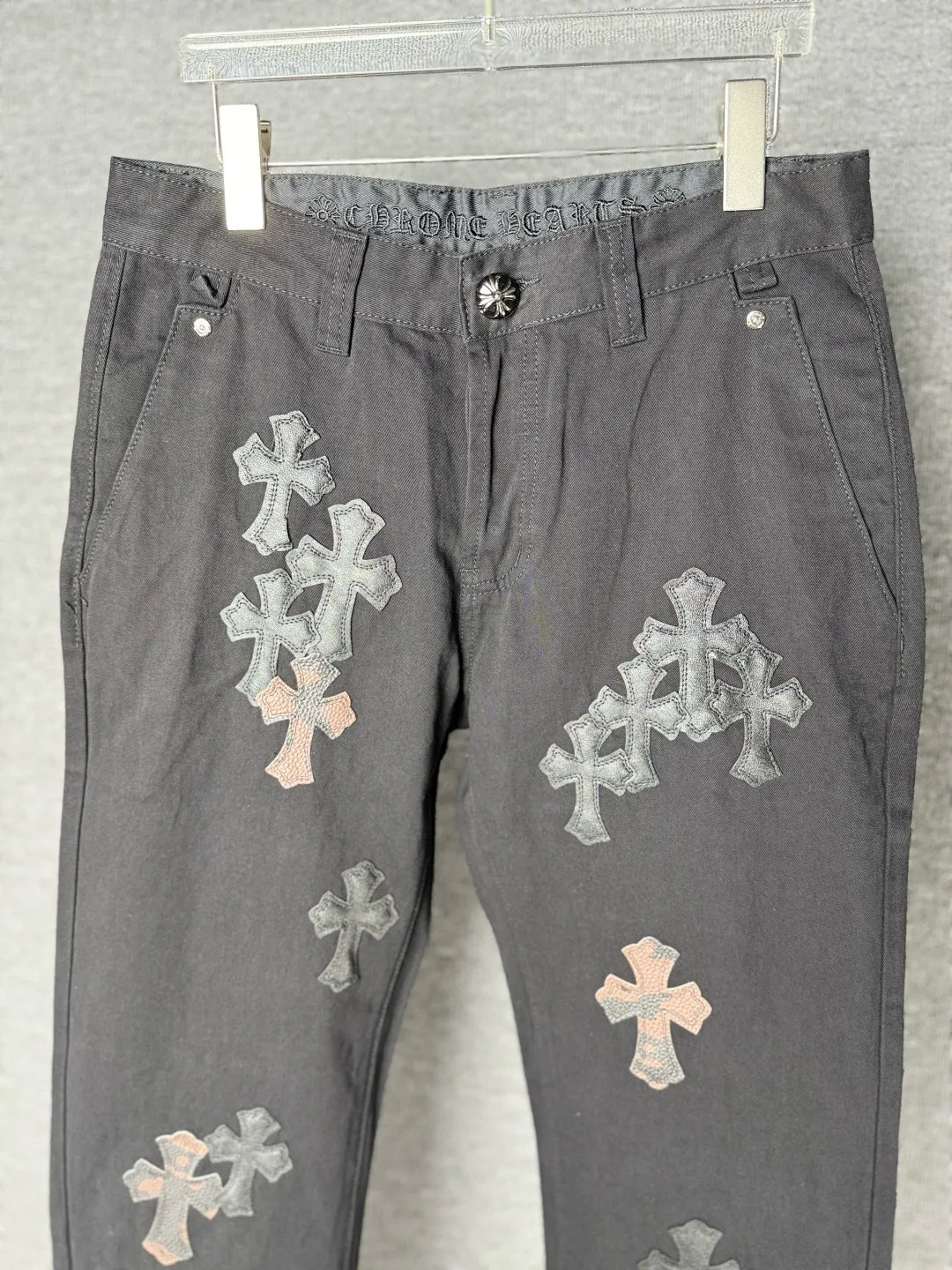 P270 💰 (Top version) Chrome Hearts丨Chrome Hearts Black and Brown Camouflage Cross Patched Leather Jeans - Full of exploring the ultimate in fashion, Chrome Hearts' new Chrome Hearts pants cleverly integrate camouflage cross, camouflage cross and other elements to break the traditional boundaries. Mattyboy's clever fusion of overalls and khaki jeans, the same style, brings endless matching inspiration to fashionistas! Whether it is daily wear or a trendy try, these pants can bring you an excellent fashion experience. Color: black Size: 28-30-32-34 (corresponds to S-M-L-XL)